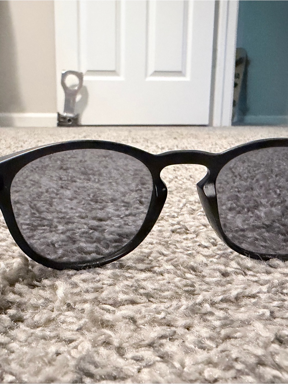 Oakley Latch Sunglasses - Classic Round Frame - Picture 3 of 4